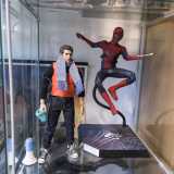 � infine evidente che il collezionista ami accostare i suoi miti ai loro alter ego: lo ha fatto per esempio con l'Uomo Ragno abbinato a Peter Parker...